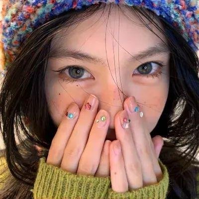使用下方 20 个影片名，按顺序一一对应，不要改动片名文字，只根据片名和括号内类型提示来虚构全新的故事内容： 这个保安有点彪 卫星女孩和奶牛 老洞粤语 冷血谋杀 爱之情照 喜欢与分享 夏威夷特勤组第八季 咸湿先生行大运 焦点悬疑 陌路相逢 给马修 斜阳2022 间谍粉碎者 铁轨的尽头 我爱你，你跳舞 南极洲：拯救科考站 斩、 南岳龙蛇 两个士兵 卡珊德拉之梦